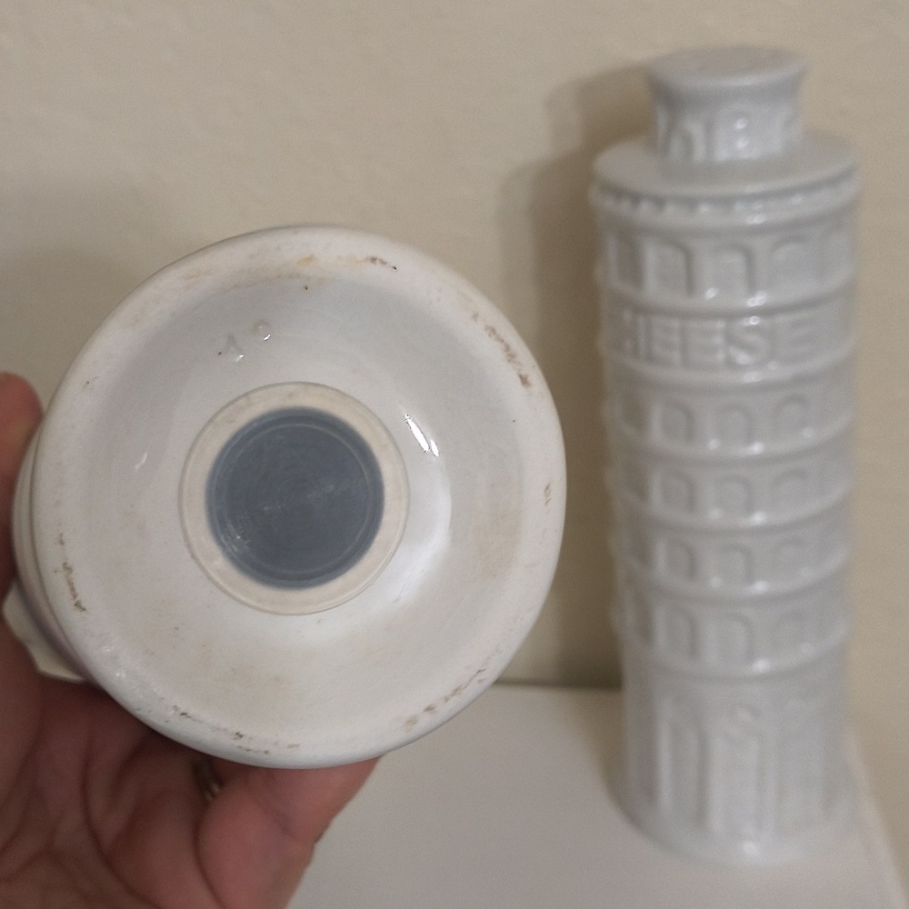 Vintage Leaning Tower Of Pisa White Ceramic Cheese Shaker - Picture 5 of 5